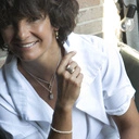 Krótki wisiorek na łańcuszku z prostokątnym kryształkiem. LEŚNA IGRASZKA