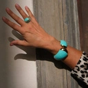 Otwarty pozłacany pierścień z błękitną emalią i cyrkoniami. CLARA