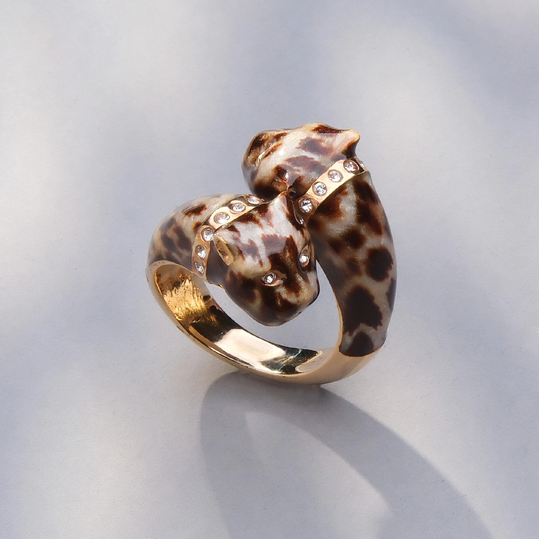 Emaliowany pierścionek z dwiema głowami jaguarów. KOTKI MAŁE DWA