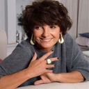 Pozłacany pierścień z białym kwadratowym howlitem. POGODA DUCHA