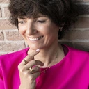 Krótki naszyjnik krawatka z zawieszkami łezkami. UNOSI MNIE