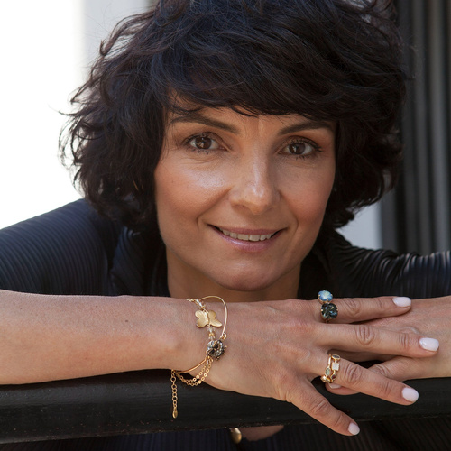 A nad nią lata motylek. Bransoletka na łańcuszku