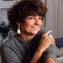 Pozłacany pierścień z białym kwadratowym howlitem. POGODA DUCHA