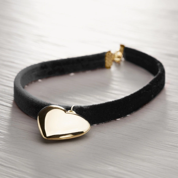 Choker na tasiemce z dużym pozłacanym sercem. PRAGNIESZ MNIE