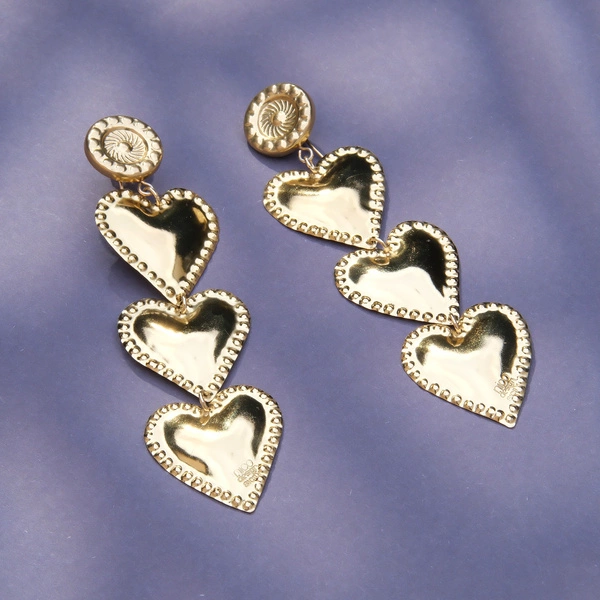 Długie pozłacane kolczyki wiszące z trzema sercami. DO ZAKOCHANIA
