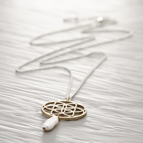 Długi wisiorek z ażurowym kołem zwieńczonym perłą. WIOSNA