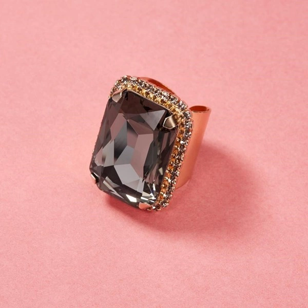 Regulowany pierścień z ciemnoszarym kryształkiem. MAM TO COŚ