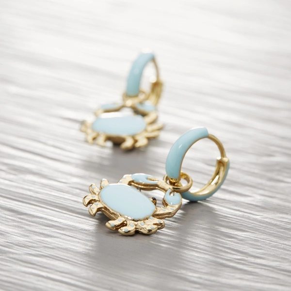 Pozłacane kolczyki kraby pokryte turkusową emalią. AZUL DEL MAR