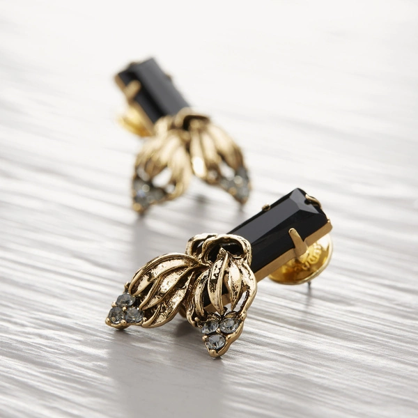 Krótkie kolczyki wiszące z okazałym czarnym kamieniem. JAK MOTYLE