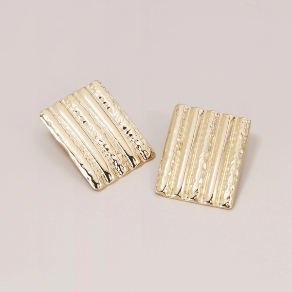 Złote kolczyki kwadraty o nieregularnej teksturze. POKAŻ SIEBIE