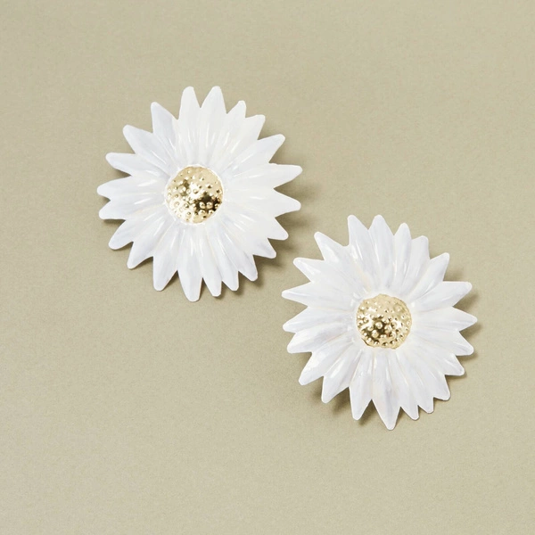 Lekkie kolczyki wkrętki w formie białych stokrotek. MARGHERITA