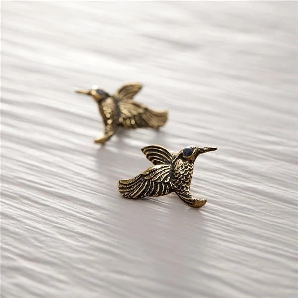 Małe kolczyki wkrętki kolibry w locie z szafirami. KOBIETA DELIKATNA