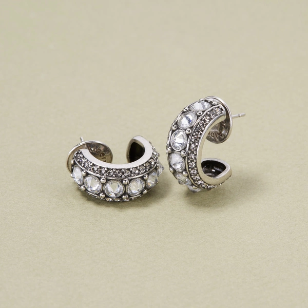 Srebrzone kolczyki w kształcie półokręgów z kryształami. ODWAŻ SIĘ