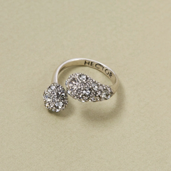 Otwarty srebrzony pierścionek z kryształowymi łezkami. DO ŁEZKI ŁEZKA