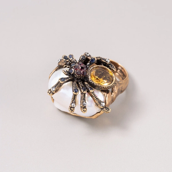Pozłacany pierścionek z tarantulą na masie perłowej. KOSMATE MYŚLI