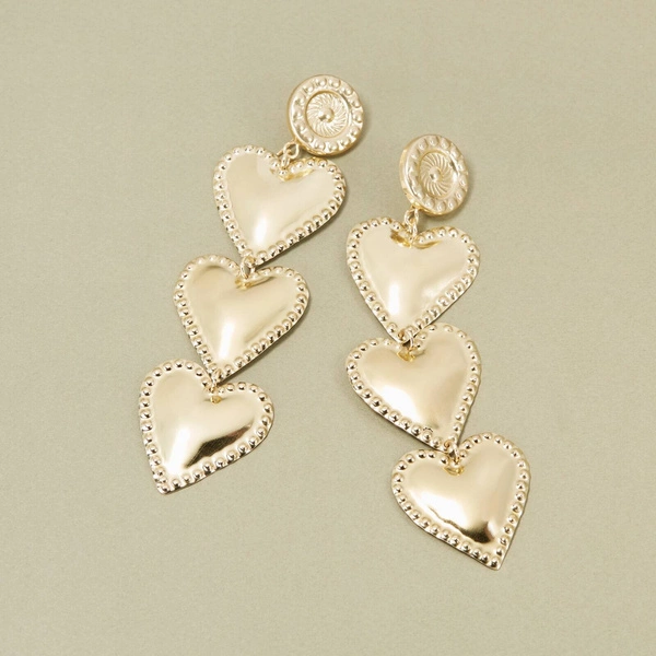 Długie pozłacane kolczyki wiszące z trzema sercami. DO ZAKOCHANIA