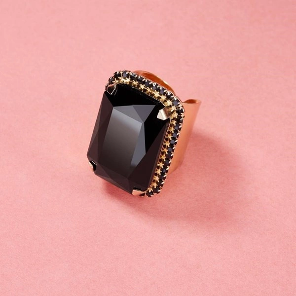 Regulowany pierścień z dużym czarnym kryształem. DOBRA SZEFOWA