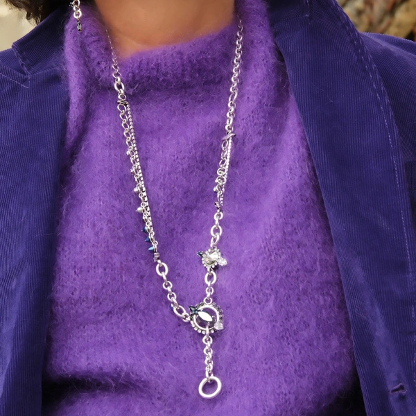 Srebrzony naszyjnik z białymi i niebieskimi kryształkami. CHARME Z CHARYZMĄ