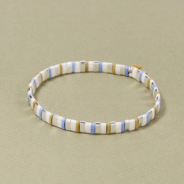 Bransoletka na gumce z kolorowych elementów. MOJA WOLNOŚĆ