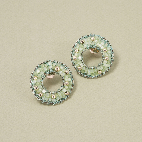 Kolczyki z drucika z zielonymi i złotymi koralikami. SŁONECZNE DNI