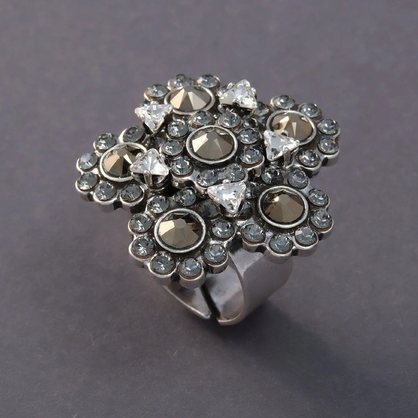 Srebrzony pierścionek z formie kwiatów a la stacja kosmiczna. TWÓJ WSZECHŚWIAT