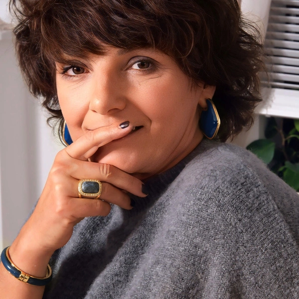 Złocony pierścień z sodalitem w oprawie z cyrkoniami. KAMIEŃ PRAWDY