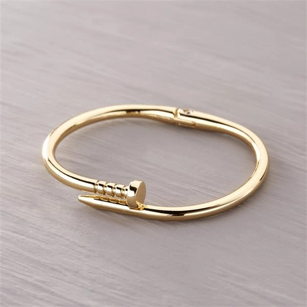 Sztywna bransoletka w kształcie zagiętego gwoździa. POZYTYWNY GWOŹDZIK