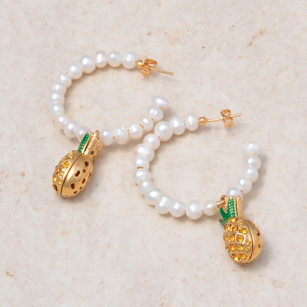 Pozłacane kolczyki z perłami i zawieszką w formie ananasa. SAMBA TROPICANA 