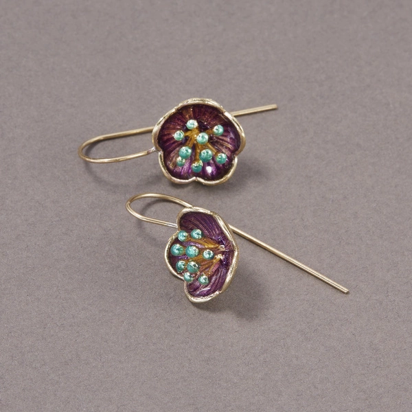 Pozłacane kolczyki z kwiatkiem emaliowanym na fioletowo. PURPUROWA POLANA