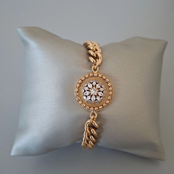 Pozłacana bransoletk z motywem kwiatka z cyrkonii. NORCIA