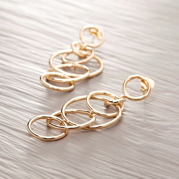 Długie pozłacane kolczyki z kółek o różnej średnicy. SPLECIONE ORBITY