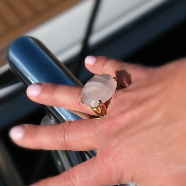 Złocony pierścień z okrągłym różowym kwarcem. RÓŻOWE PASTELE