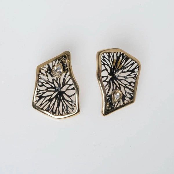 Złocone kolczyki z ażurowym czarnym dekorem i kryształem. WITRAŻE MARZEŃ