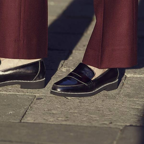 Grafitowe mokasyny z koźlej skóry z kryształkami. NA WYSOKIM SZCZEBLU