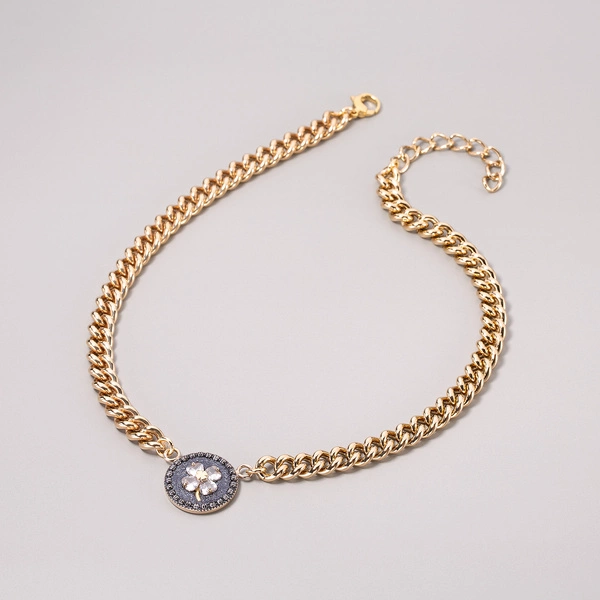 Pozłacany wisior z zawieszką z koniczynką z cyrkonii. DANIELA