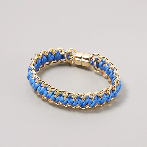 Pozłacana bransoletka z niebieskim kordonkiem. RIO
