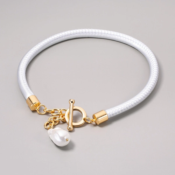 Krótki naszyjnik ze srebrnej ekoskóry z perłą hodowlaną. KSIĘŻYC W SIERPNIU