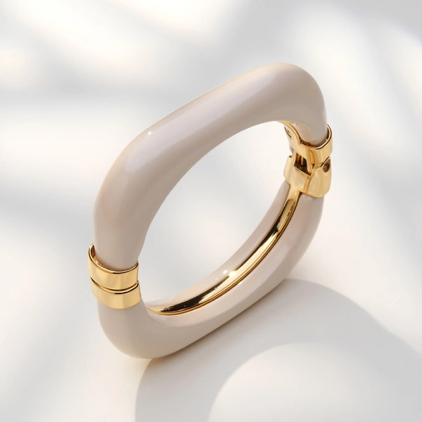 Sztywna bransoletka w formie kwadratu z beżowego akrylu. BEŻ SZANS