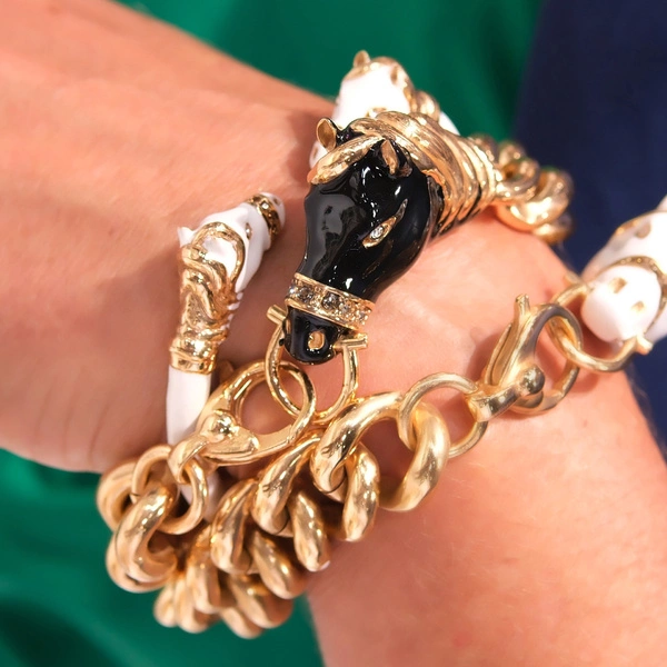 Złocona bransoletka na łańcuchu z czarną głową konia. LETICIA