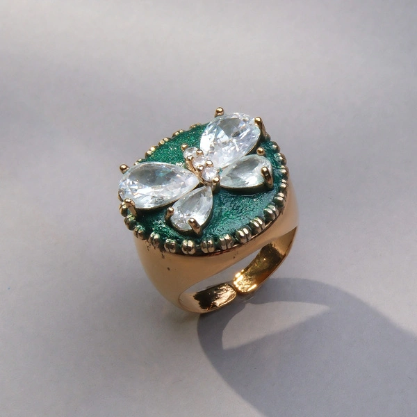 Złocony pierścień z zielonym dekorem z motylem z cyrkonii. TU JEST GRANICA