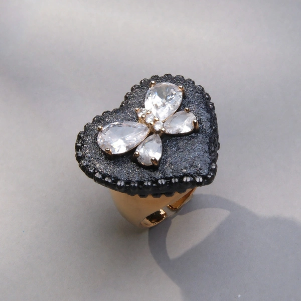 Złocony pierścień z czarnym sercem z motylem z cyrkonii. PO MOJEMU