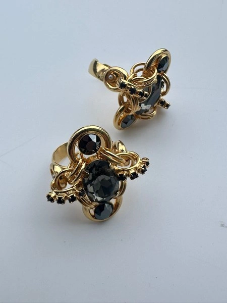 Złocony pierścionek z czarnymi kryształami i perełkami. OTUL MNIE