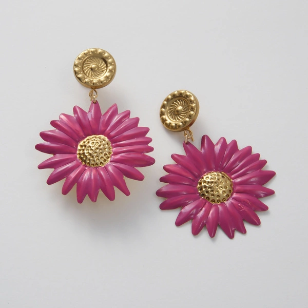 Wiszące kolczyki w kształcie różowych margaretek. ROMANTYCZKA