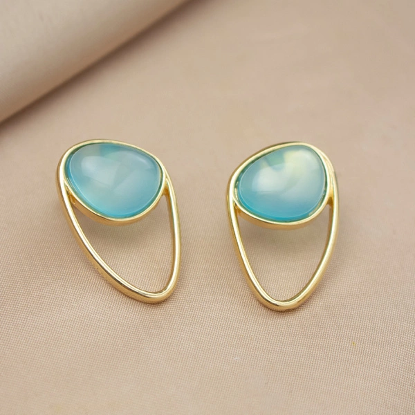 Pozłacane kolczyki z dekorem z błękitnym agatem. AGAT DLA JASNOŚCI