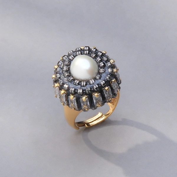 Złocony pierścionek z perłą, kryształkami i łańcuszkami. ŚWIT W UMBRII