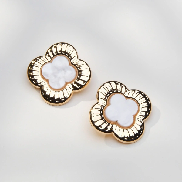 Duże złocone kolczyki w formie koniczyny z masą perłową. PORTRET SZCZĘŚCIA