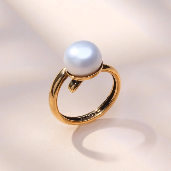 Złocony spiralny pierścionek z perłą i guzikiem. MARGOT