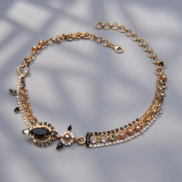Złocony naszyjnik na łańcuchach z kryształkami i perłami. RZUCAM UROK 