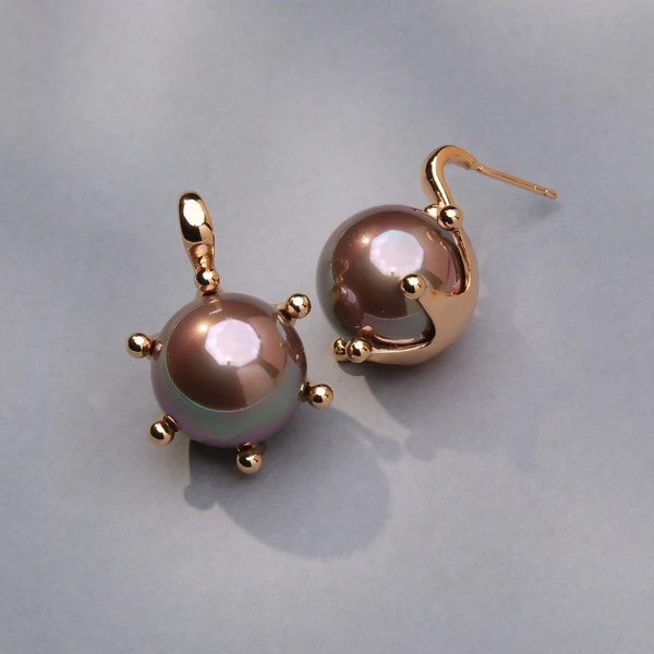 Pozłacane kolczyki ze szklaną perłą w koronie. PERŁA W ROLI BERŁA