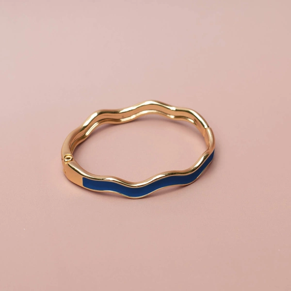 Sztywna złocona bransoletka zdobiona niebieskim akrylem. DROGA ŻYCIA